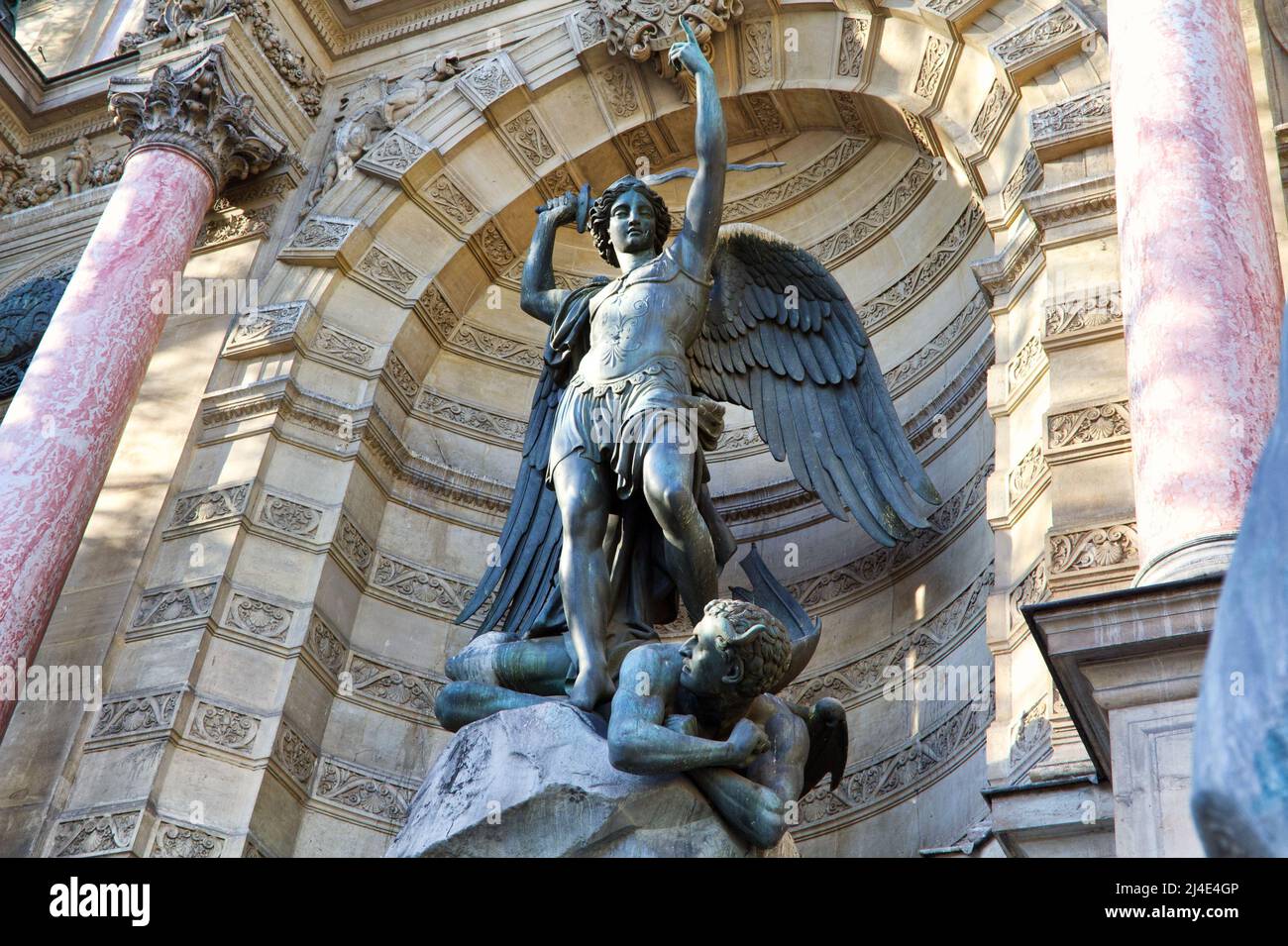 Heiliger Michael, der Erzengel, der Satan erschlugt (von Francisque-Joseph Duret, 1860)- Brunnen des Heiligen Michael, Place Saint-Michel - Paris Stockfoto