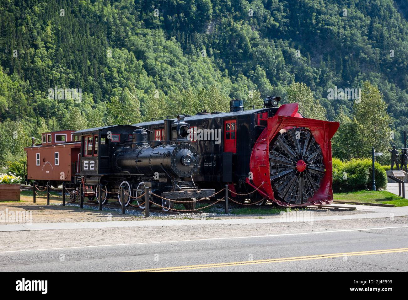 White Pass und Yukon Route Rotary Snow Plough No. 1, 1898 gebaut, und Eine Brooks 2-6-0 Dampflokomotive No. 52, beide restauriert und in Skagway Al zu sehen Stockfoto