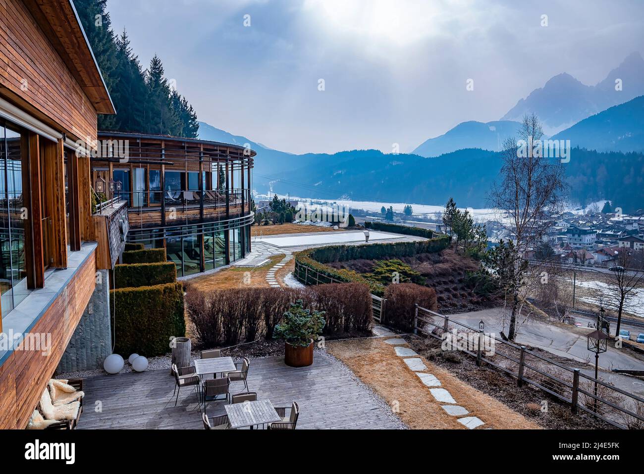 Blick auf das wunderschöne naturhotel leitlhof mit Bergen im Hintergrund gegen Himmel Stockfoto