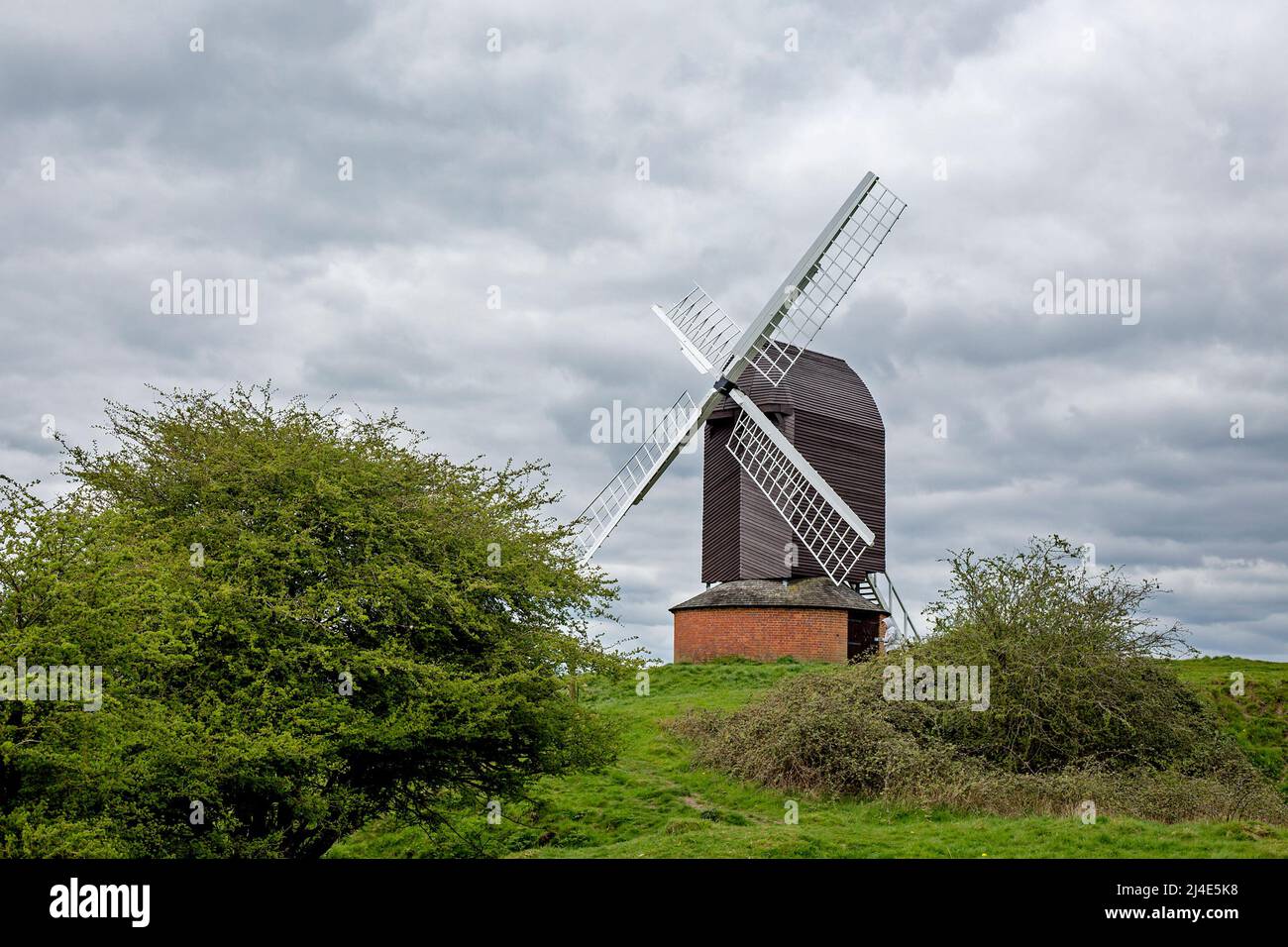 Die alte Windmühle in Brill, Buckinghamshire, Großbritannien, an einem bewölkten Frühlingstag, die kürzlich Schäden an einem der Segel zeigt. Stockfoto