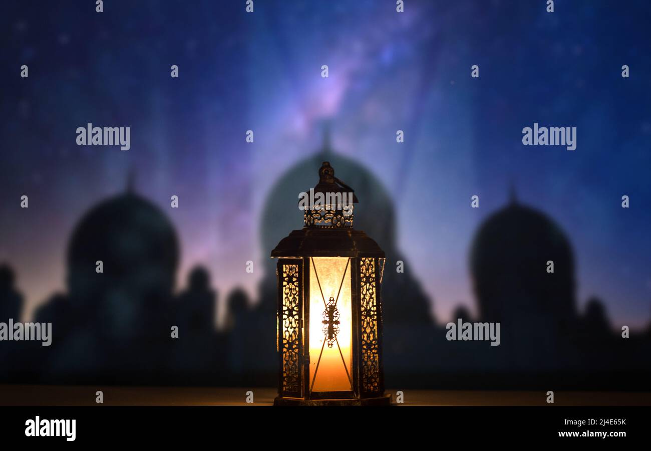 ramadan Kareem Gruß Foto mit ruhigen Moschee Hintergrund mit schönen glühenden Laterne. Stockfoto