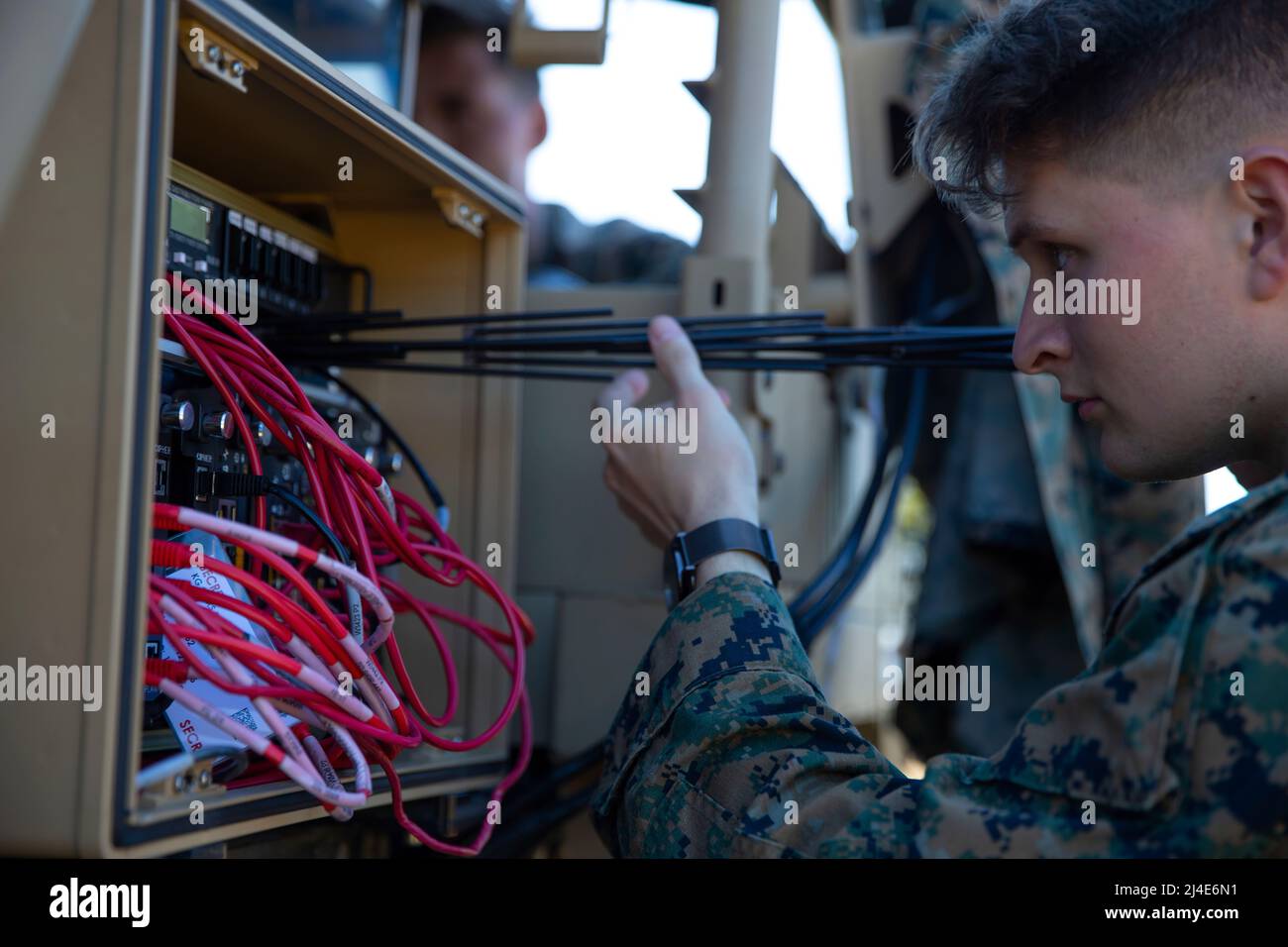 U.S. Marine Corps CPL. Bryce Bolsinger, ein La Conner, Washington, nativer Administrator und Datensystemverwalter mit 2D leichten gepanzerten Aufklärungsbataillons, 2D Marine Division, führt während der Littoral Exercise II (LEX II) im Marine Corps Auxiliary Landing Field Bogue, North Carolina, 2. März 2022 Wartungsarbeiten am Marine All-Domain Command and Control Center durch. Während der LEX II versuchen Marineinfanteristen und Matrosen, ihre Fähigkeit zu üben, das Zwangsverhalten eines fiktiven Gegners zu entmutigen und direkt durch Abschreckung mit fortschrittlichen Technologiesystemen beizutragen. Die Division testete neue Taktiken und Trainings Stockfoto