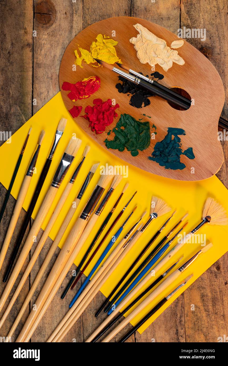 Künstler Palette und Pinsel verwendet, wenn Ölgemälde. Stockfoto
