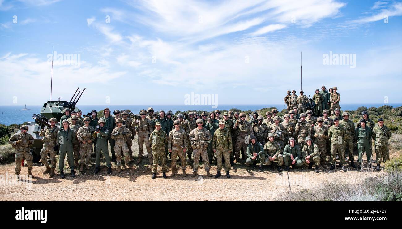 Fallschirmjäger der US-Armee, die der Airborne Brigade 173. zugewiesen wurden, stehen neben Soldaten des kroatischen Luftverteidigungsregiments, nachdem sie FIM-92-Stinger während einer Live-Feuerübung der Luftverteidigung abgefeuert hatten. Diese Schulung ist Teil der Übung Schild 22 in Kamenjak bei Medulin, Kroatien am 8. April 2022. Exercise Shield 22 ist eine jährliche kroatische Luftverteidigungsübung, die darauf abzielt, die Ausführung der Aufgaben der Luftverteidigung gegen bewegliche Ziele in geringer und mittlerer Höhe zu stärken. Während der Übung führen die Luftabwehrbrigade 173. und das kroatische Luftabwehrregiment eine gemeinsame Schulung über die Taktik der Luftabwehr durch, Stockfoto