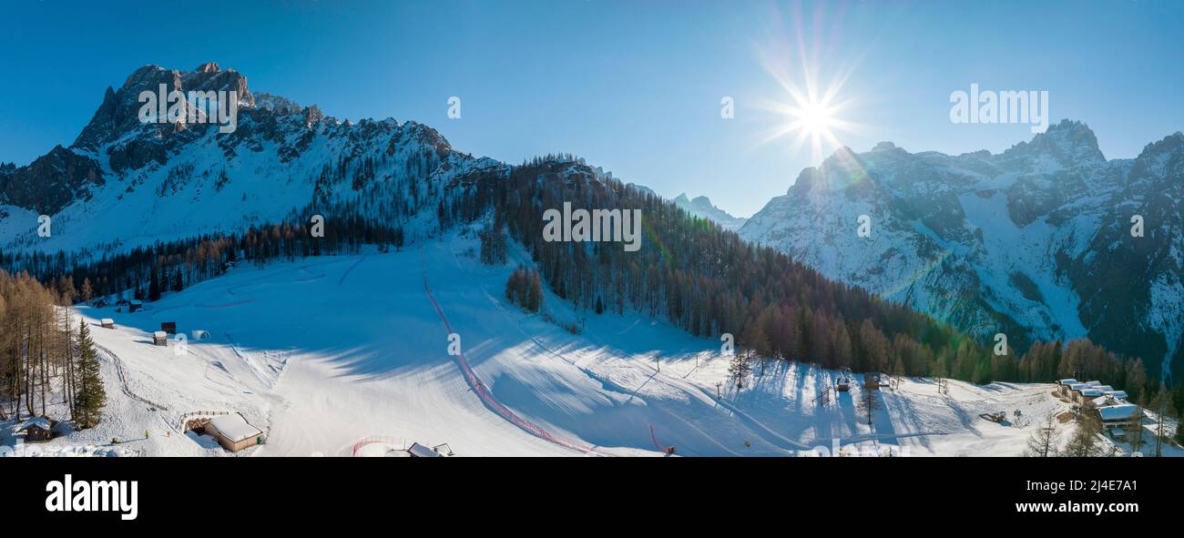 Im Winter scheint die Sonne über der schneebedeckten Bergkette Stockfoto