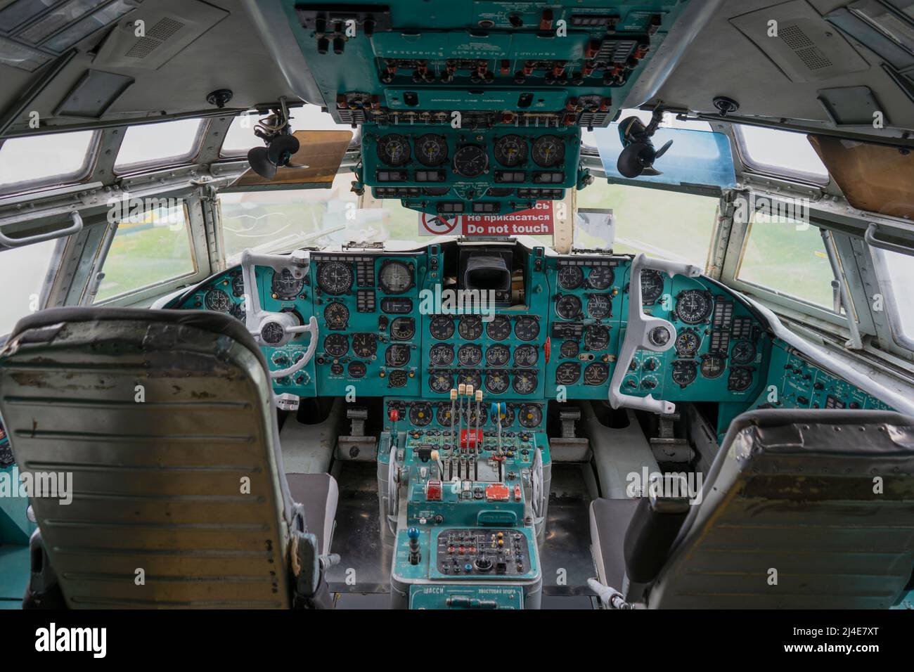 Kabine eines alten Passagierflugzeugs. Lenkrad und Bedienfeld. Pilotensitz. Hintergrund zum Luftverkehr. Kiew, Ukraine - 1. August 2021. Stockfoto