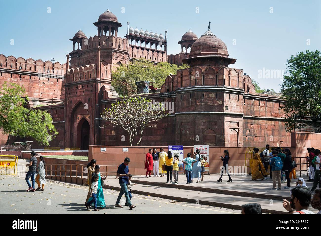 Mauern des Roten Forts. Die beeindruckende Mauer wurde aus rotem Sandstein erbaut. Delhi, Indien, Asien Stockfoto