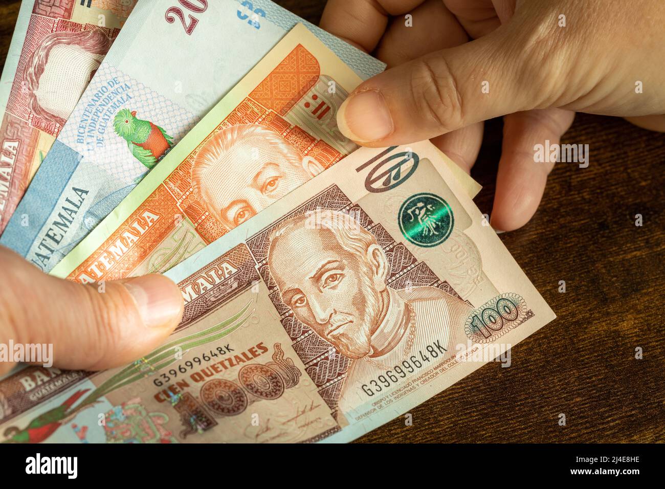 Guatemala-Geld, viele Quetzal-Banknoten wurden einer anderen Person übergeben Stockfoto