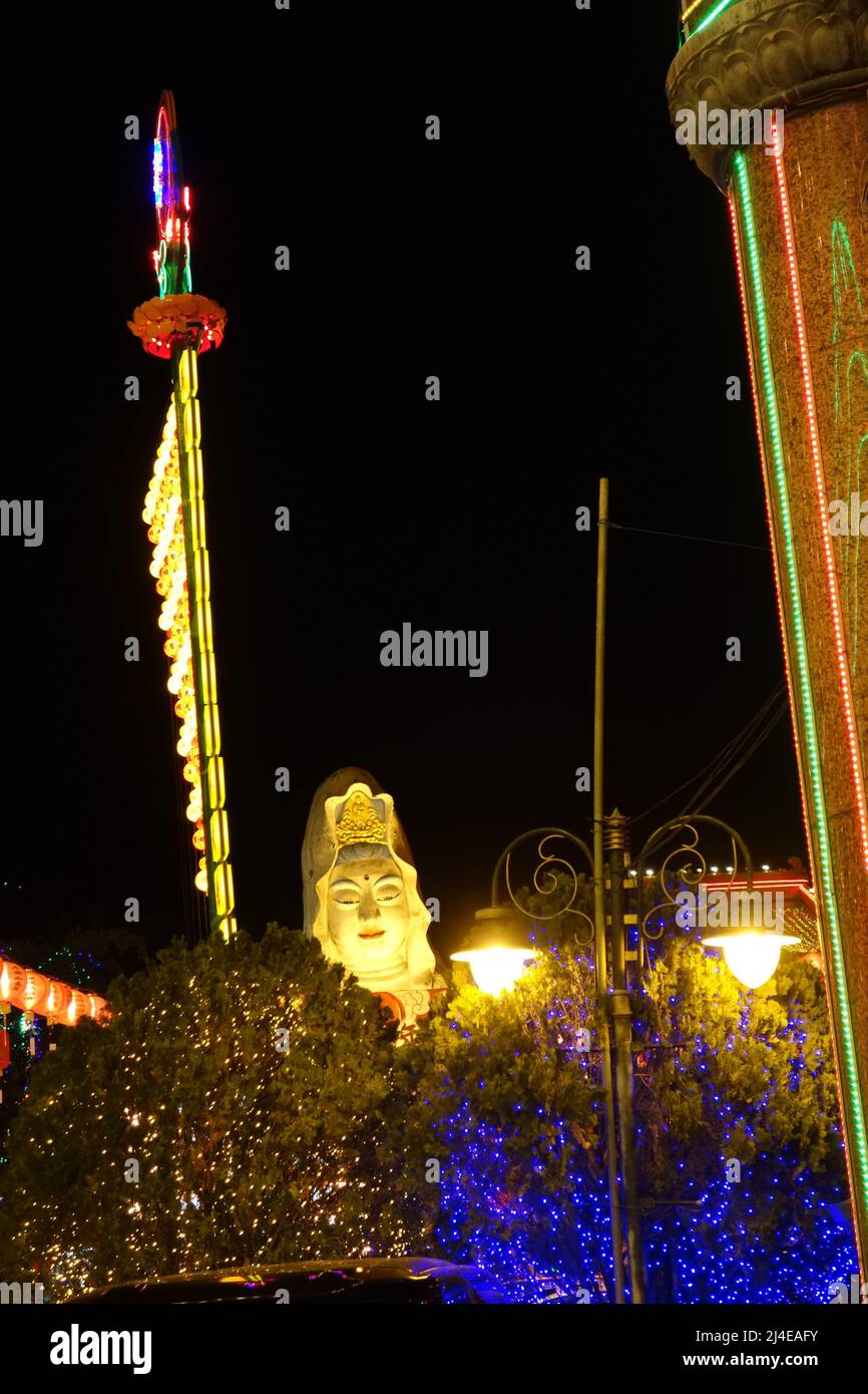 GEORGE STADT, MALASIA – 31. JANUAR 2020 Chinesische Neujahrsfeiern im Kek Lok Si Tempel und Buddha in Gold Licht beleuchtet Stockfoto