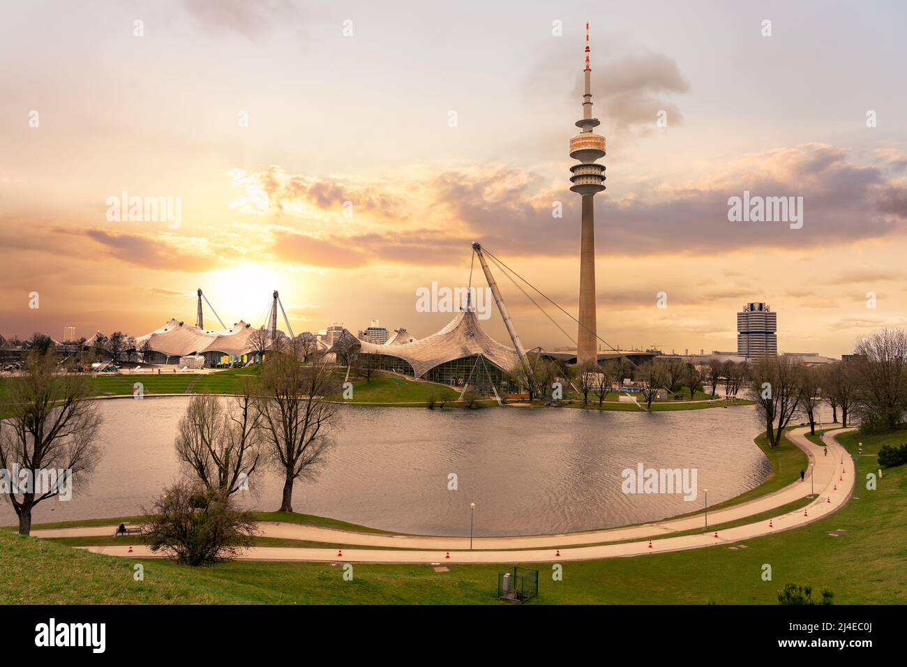 Olympiapark in München Deutschland mit einem Teich und dem hohen Turm bei Sonnenuntergang Stockfoto