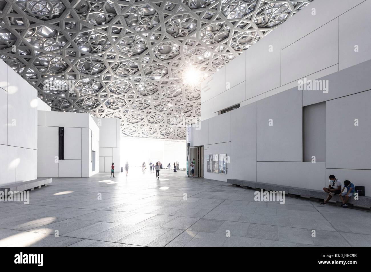 SAADIYAT ISLAND, ABU DHABI, VEREINIGTE ARABISCHE EMIRATE - 16. Oktober 2021: Der Louvre Abu Dhabi wurde vom Architekten Jean Nouvel auf der Insel Saadiyat entworfen. Stockfoto