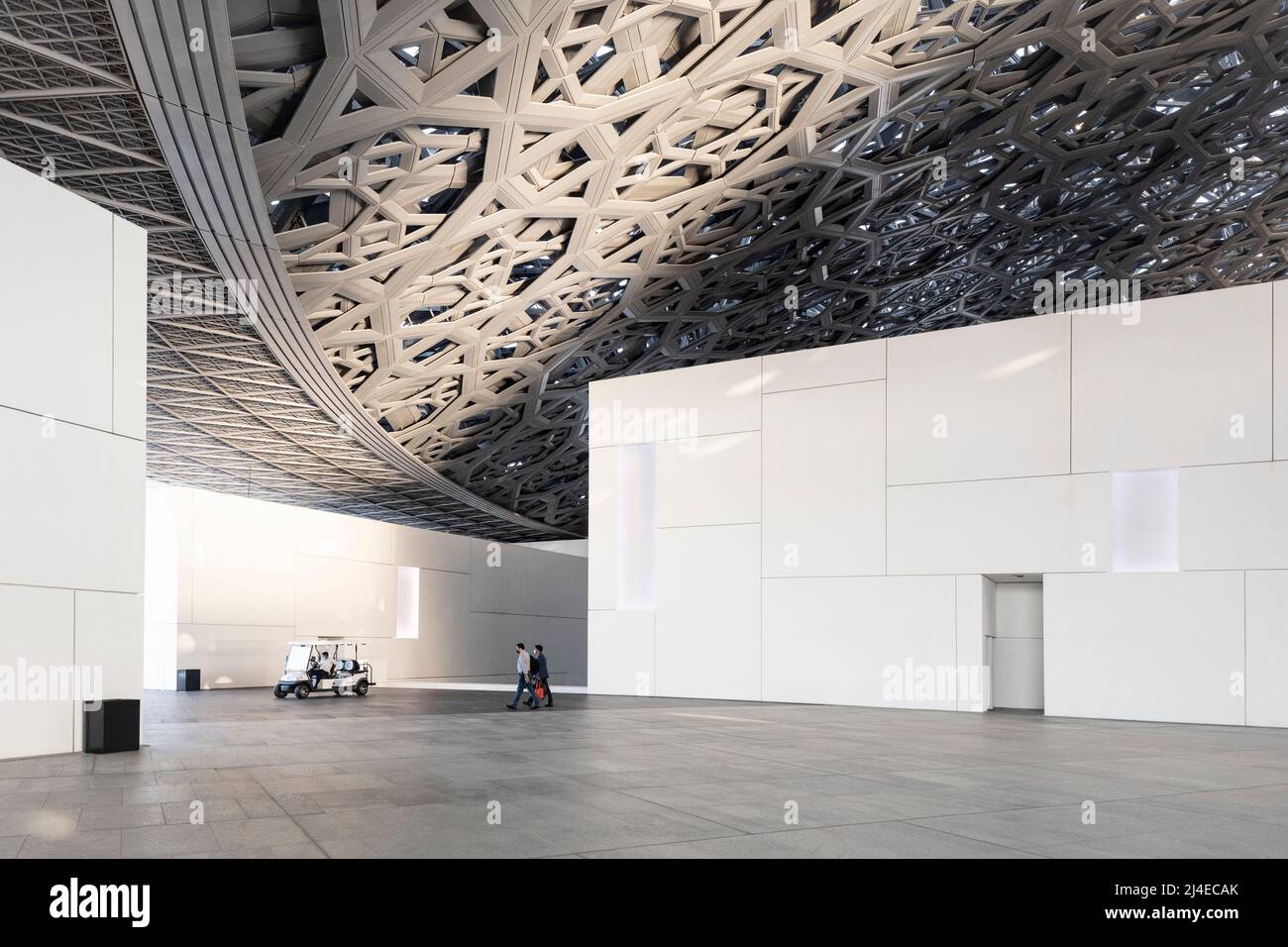 SAADIYAT ISLAND, ABU DHABI, VEREINIGTE ARABISCHE EMIRATE - 16. Oktober 2021: Der Louvre Abu Dhabi wurde vom Architekten Jean Nouvel auf der Insel Saadiyat entworfen. Stockfoto