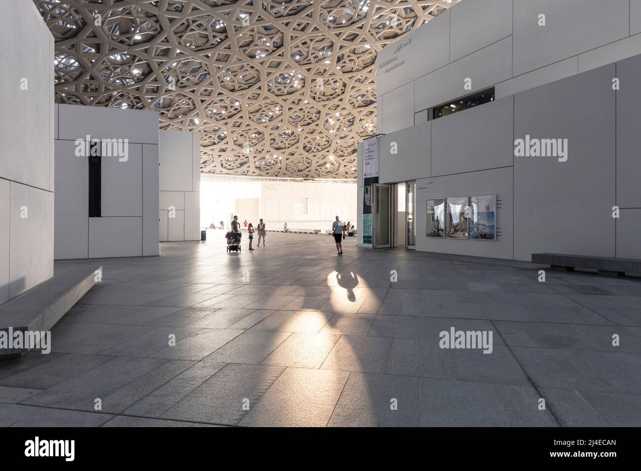 SAADIYAT ISLAND, ABU DHABI, VEREINIGTE ARABISCHE EMIRATE - 16. Oktober 2021: Der Louvre Abu Dhabi wurde vom Architekten Jean Nouvel auf der Insel Saadiyat entworfen. Stockfoto
