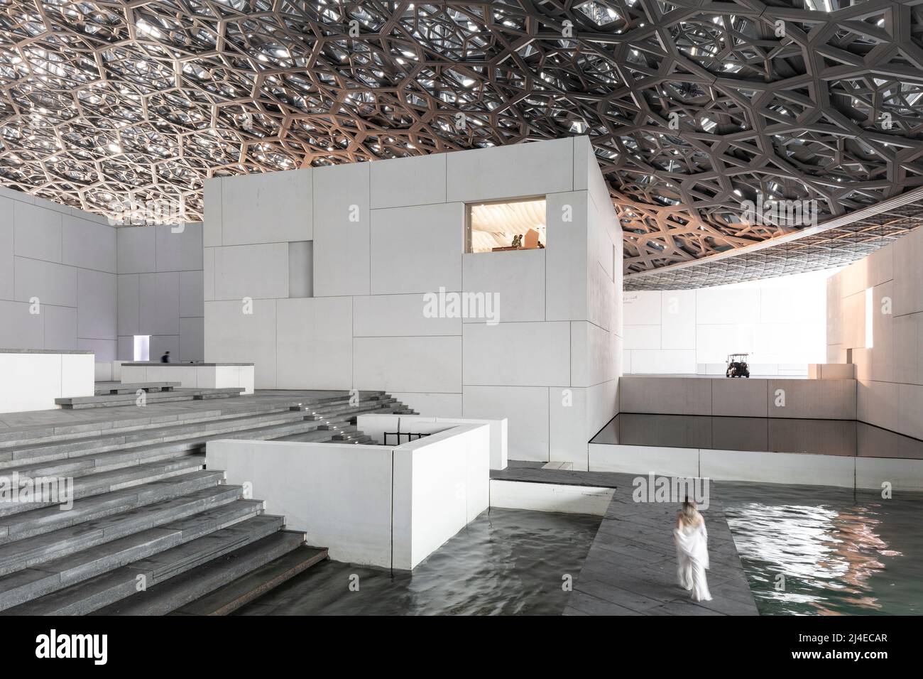 SAADIYAT ISLAND, ABU DHABI, VEREINIGTE ARABISCHE EMIRATE - 16. Oktober 2021: Der Louvre Abu Dhabi wurde vom Architekten Jean Nouvel auf der Insel Saadiyat entworfen. Stockfoto