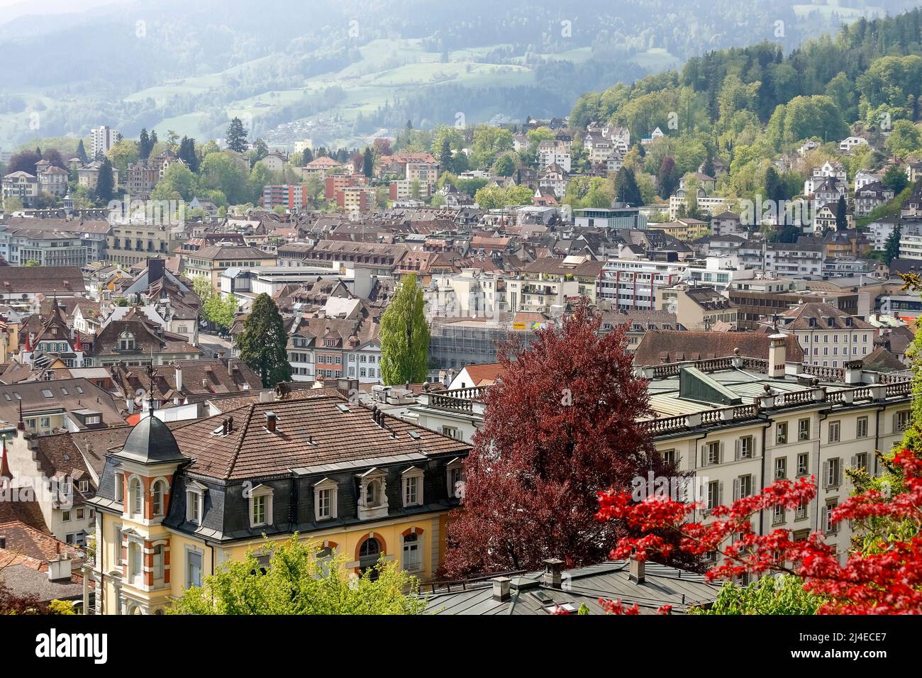 Luzern, Schweiz - 04. Mai 2016: Luftaufnahme der verschiedenen Gebäude zeigt die Dichte der Gebäude und die architektonische Vielfalt der Stadt Stockfoto