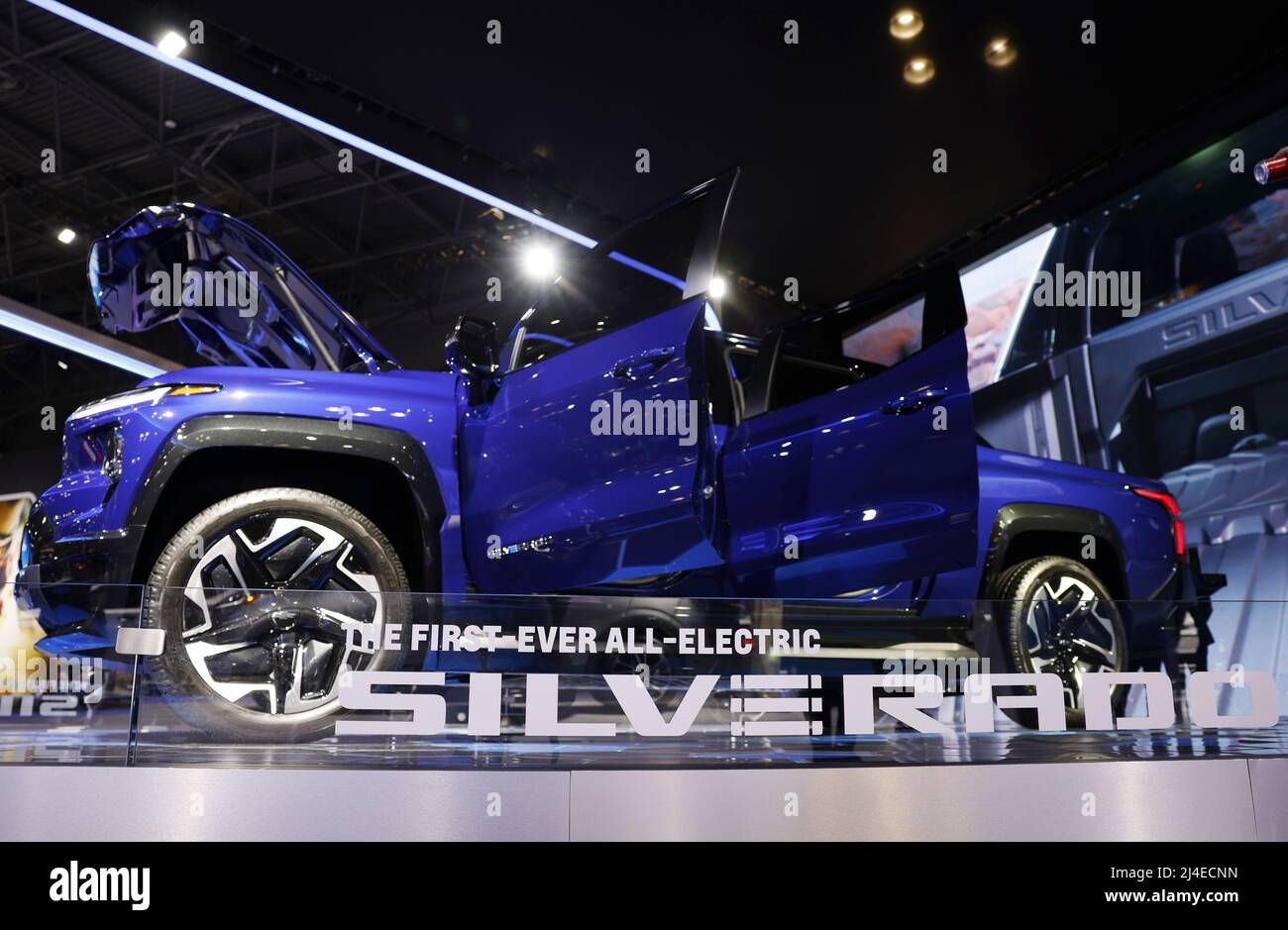 New York, Usa. 14. April 2022. Auf der New York International Auto Show 2022 im Jacob K. Javits Convention Center in New York City werden am Donnerstag, den 14. April 2022, ein Chevrolet Silverado sowie Elektro- und Plug-in-Hybridautos ausgestellt. Die erste New York Auto Show fand 1900 statt und es war die erste Auto Show, die jemals in Nordamerika stattfand. Rund 1 Millionen Besucher werden erwartet. Foto von John Angelillo/UPI Credit: UPI/Alamy Live News Stockfoto