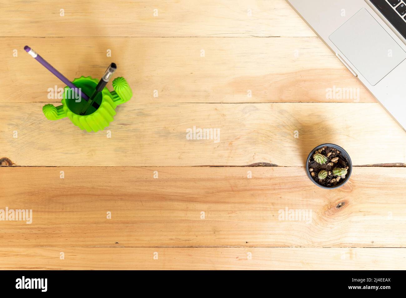 Blick auf einen Holzschreibtisch mit Bürobedarf Stockfoto