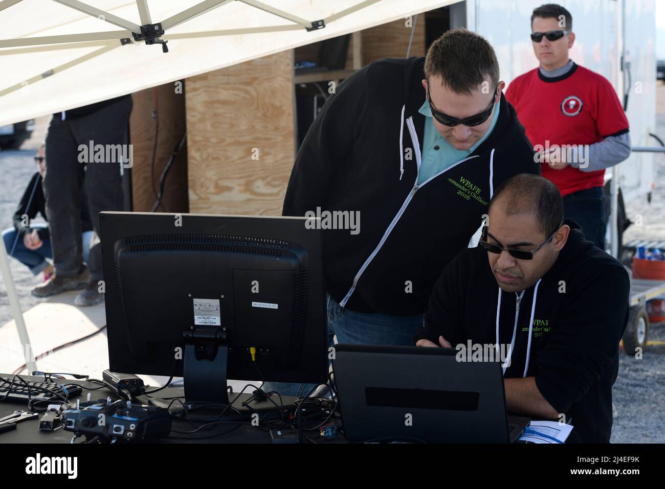 Us Air Force 2nd LT. Nicholas Martin und Kapitän Melvin Weiß, Mitglieder von Team Flying Gatorz von Wright-Patterson Air Force Base, Ohio, abschließende Prüfungen ihres Systems vor Beginn ihrer Szenarien während der 2016 Air Force Research Laboratory Kommandeure Herausforderung am Nevada National Security Website, Las Vegas, NV., Dez. 13, 2016. Mannschaften wurden sechs Monaten eine komplette Zähler - Unmanned Aerial Systems in Base Defense zu Hilfe zu entwickeln. Der wright-patterson System verwendet eine Kamera und Laser Range Finder UAS Geräte und ein Angriff drone mit angeschlossenen Netz für die Überwachung des Fernmeldeverkehrs und retrieva zu erkennen Stockfoto