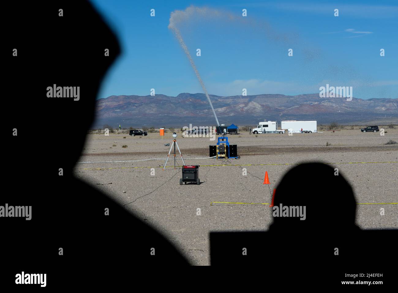 Teammitglieder aus Robins Air Force Base, Ga, überwachen den Test ihrer Wasserwerfer, Teil ihrer Zähler - unmanned aerial System von innen Ihr Team trailer während der 2016 Air Force Research Laboratory Kommandeure Herausforderung am Nevada National Security Website, Las Vegas, NV., Dez. 13, 2016. Mannschaften waren sechs Monate ein komplettes System in der Verteidigung zu Hilfe zu entwickeln. Robins' system ist eine vielschichtige integriertes System verwendet ein Radar und Kamera System für den Nachweis und die Identifizierung. Es verwendet auch ein Hunter killer Drohnen für die Überwachung des Fernmeldeverkehrs und Wasserwerfer für das Schießen aus der Stockfoto