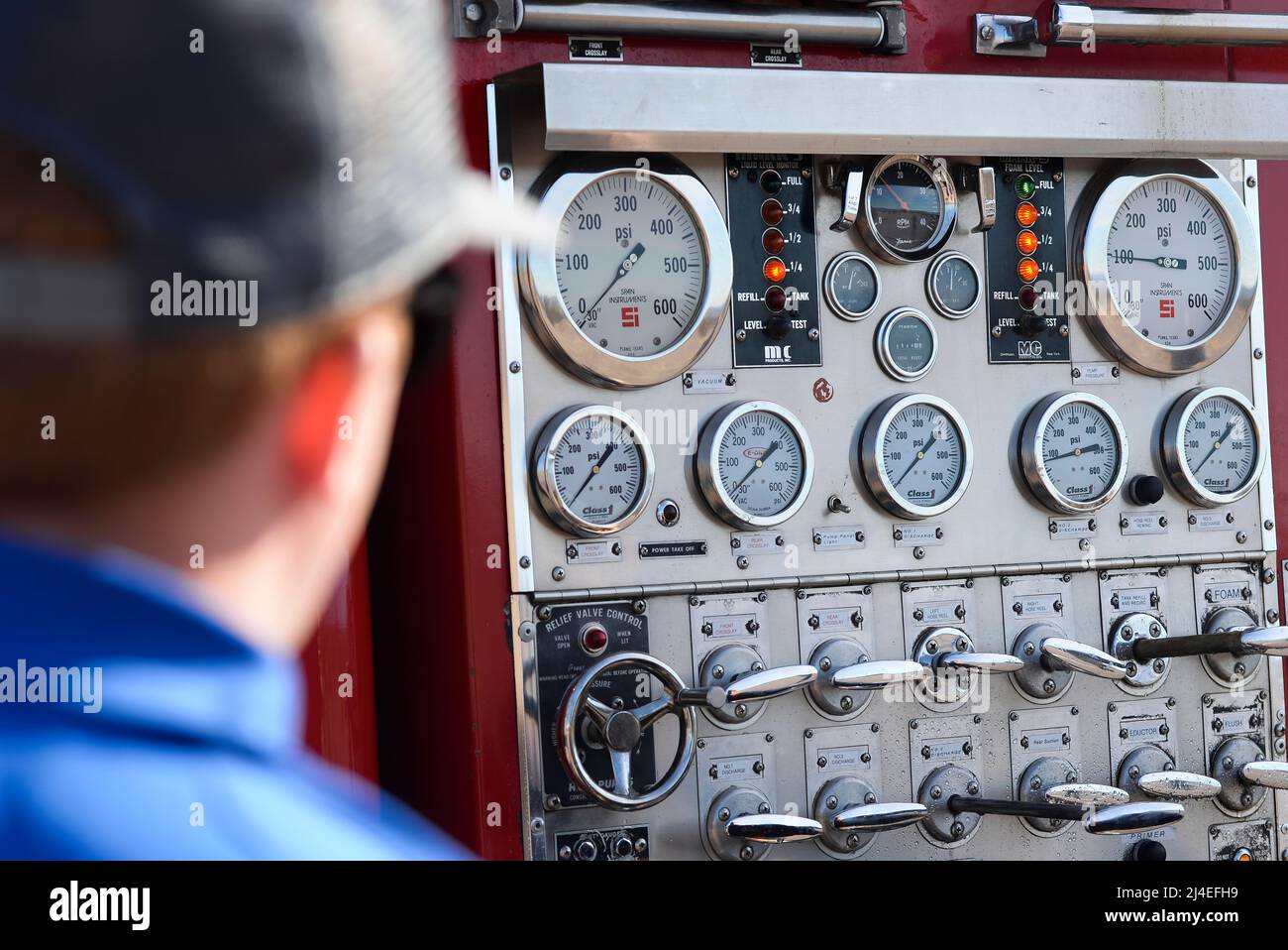 Casey Kleisinger, ein Mitglied des Teams von Robins Air Force Base, Ga, überwacht den Druck in einem Schlauch aus einem Löschfahrzeug ihre wasserwerfer läuft, Teil ihrer Zähler - unmanned aerial System von innen Ihr Team trailer während der 2016 Air Force Research Laboratory Kommandeure Herausforderung am Nevada National Security Website, Las Vegas, NV., Dez. 13, 2016. Mannschaften waren sechs Monate ein komplettes System in der Verteidigung zu Hilfe zu entwickeln. Robins' system ist eine vielschichtige integriertes System verwendet ein Radar und Kamera System für den Nachweis und die Identifizierung. Es verwendet auch ein Hunter Kil Stockfoto