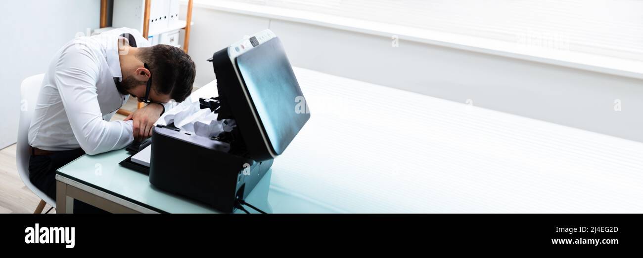 Müde Geschäftsmann Ruhe seinen Kopf vor Papier steckt im Drucker Stockfoto