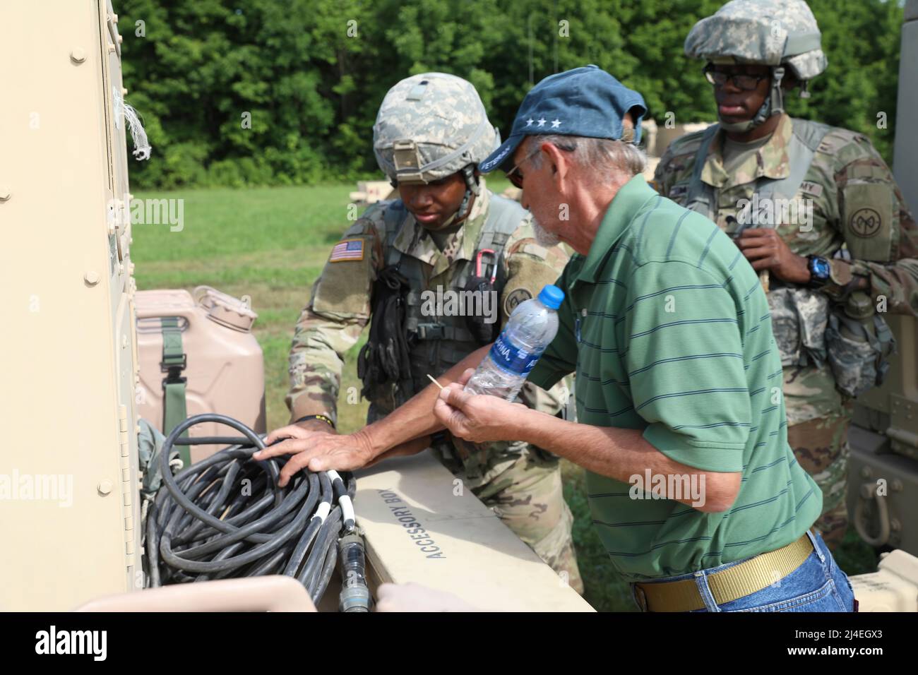 Jacques Hamellin, ein Instruktor mit PM-Radargeräten, zeigt Soldaten im Radarbereich des Kampfteams der Infanterie-Brigade 27., wie sie die Kabel für das Radar aufbewahren können, während sie am 31. Juli 2019 das neue AN/TPQ-50 Lightweight Counter Mortar Radar (LCMR) in Fort Drum, New York, in den Einsatz bringen. Hamellin ist ein pensioniertes Dienstmitglied aus Oklahoma. (Foto der US-Armee-Nationalgarde von Sgt. Andrew Winchell ) Gegenrakete, Artillerie und Mörtel, abgekürzt C-RAM oder Counter-RAM, ist eine Reihe von Systemen, die verwendet werden, um eintreffende Raketen, Artillerie und Mörserrunden in der Luft zu erkennen und/oder zu zerstören, bevor sie ihre Ziele treffen. Stockfoto