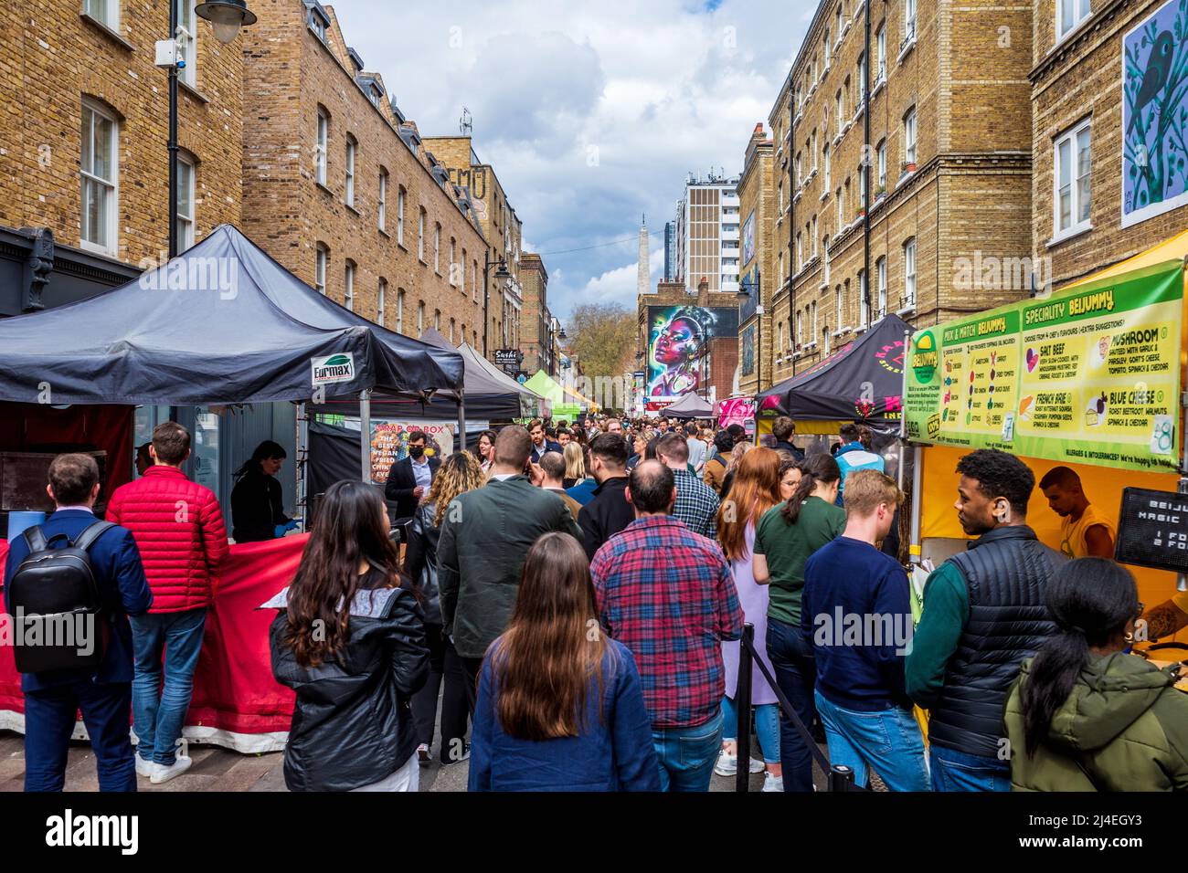Die London Street Food Market Whitecross Street - Stadt Arbeiter kaufen Mittagessen in der Food Stände auf Whitecross Street in der Nähe des Barbican London Stockfoto