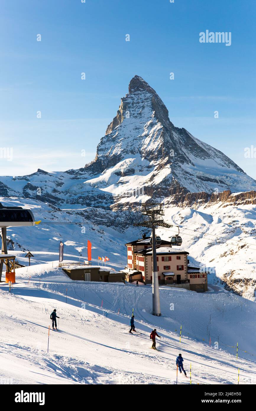 Winterlandschaft in den Bergen. Schneebedeckter Berg Matterhorn tagsüber im Winter. Zermatt, schweizer alpen Stockfoto