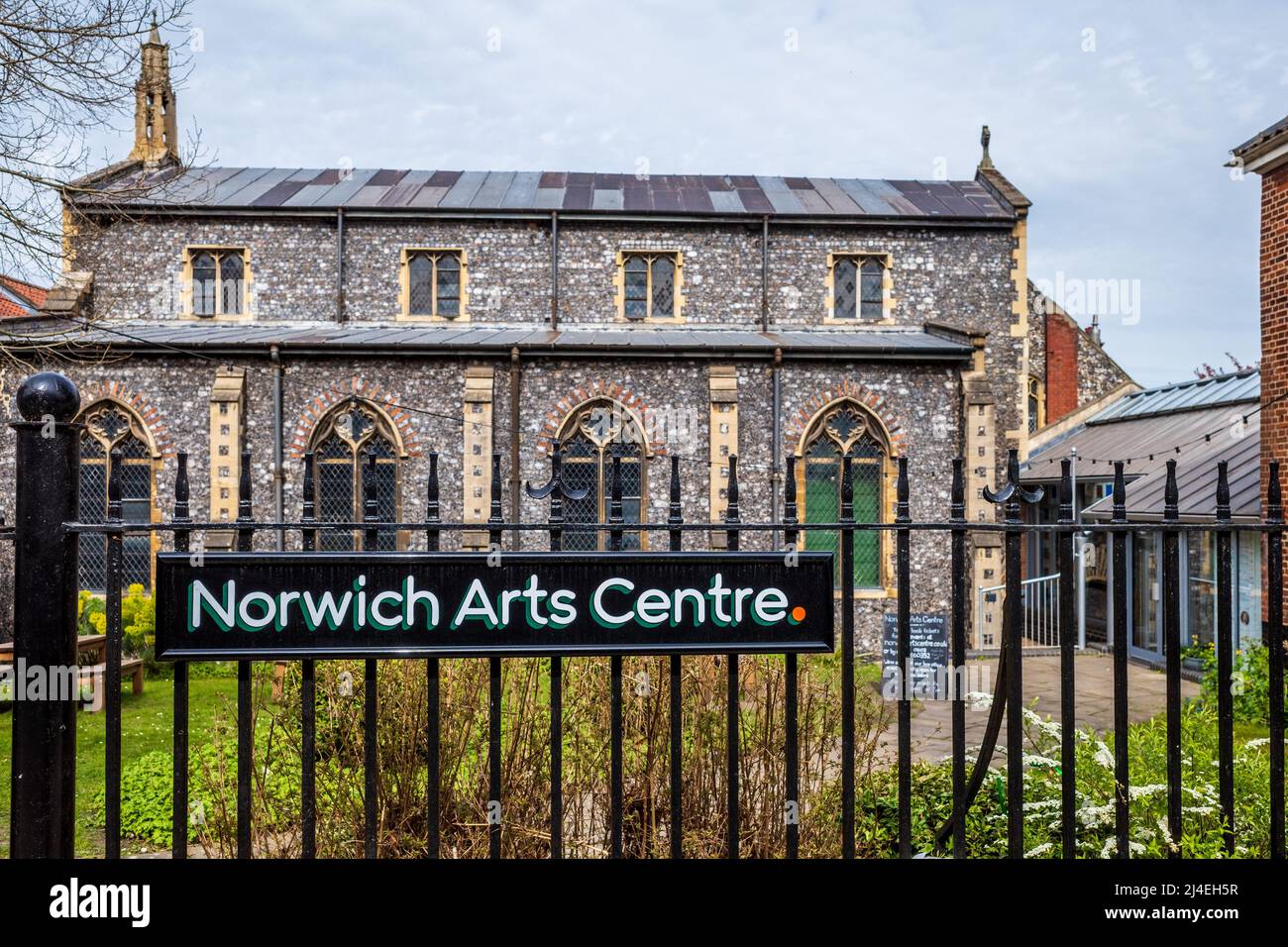 Norwich Arts Center - live Musik, Kunst und Theater in der Kirche des St. Swithin in St. Benedikt's Street in Norwich entfernt. Stockfoto