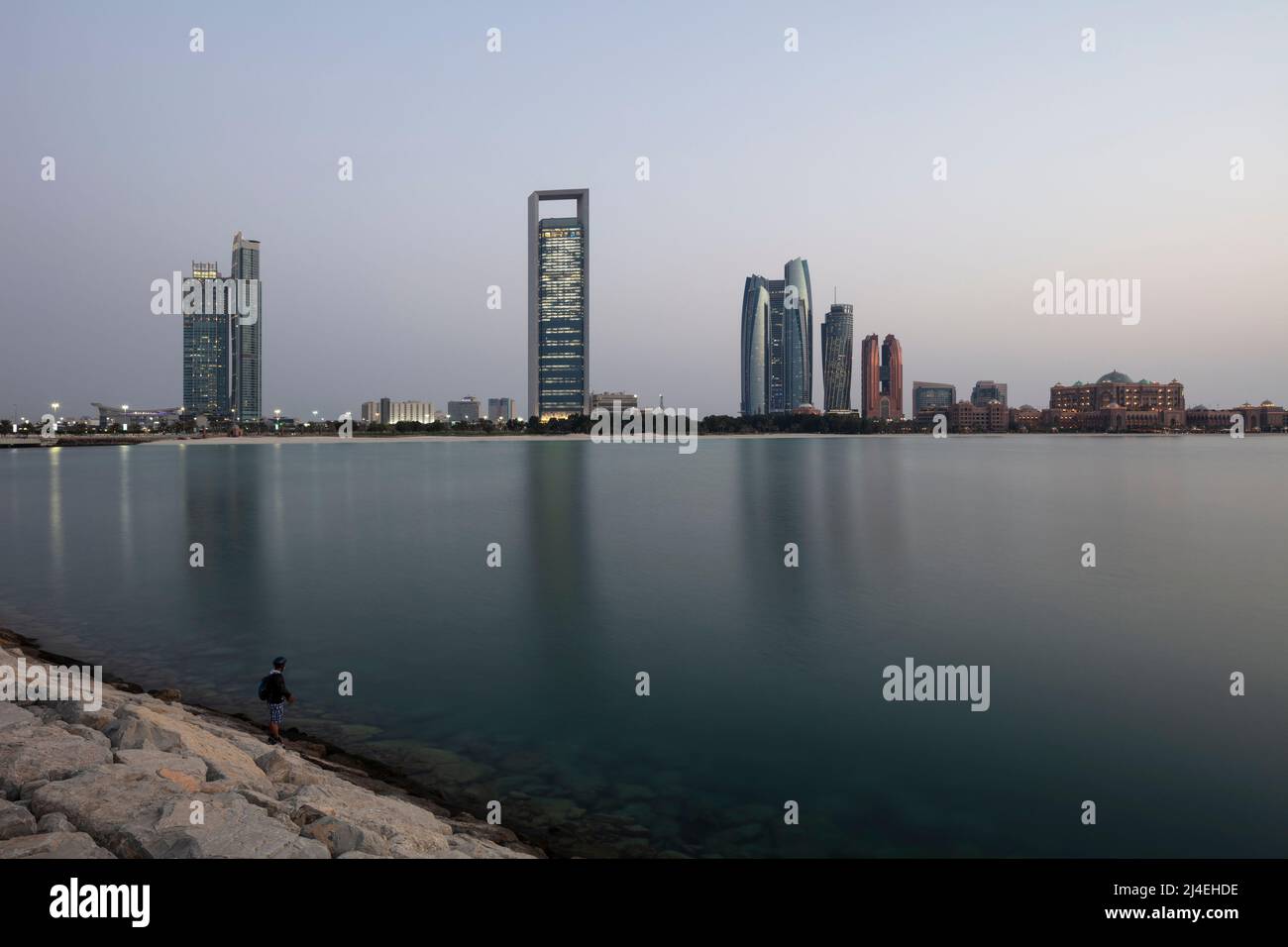 ABU DHABI, VEREINIGTE ARABISCHE EMIRATE - 25. Oktober 2021: (L-R) Eine Landschaft aus Nationentürmen, ADNOC-Hauptquartieren, Etihad-Türmen und Emirates Palace. Stockfoto