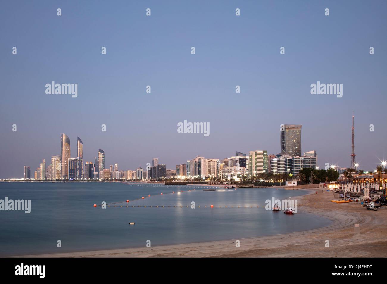 ABU DHABI, VEREINIGTE ARABISCHE EMIRATE - 27. Oktober 2021: The Radisson Blu Hotel and Resort Beach and the corniche in Abu Dhabi. Stockfoto