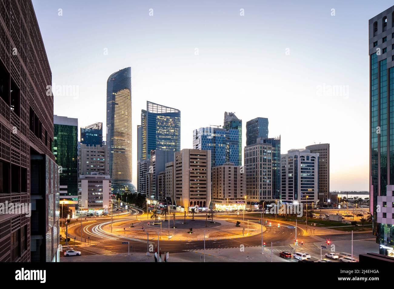 ABU DHABI, VEREINIGTE ARABISCHE EMIRATE - 30. Oktober 2021: Büro- und Wohntürme rund um den Etihad-Platz in der Sheikh Rashid bin Saeed Street in Abu Dhabi. Stockfoto