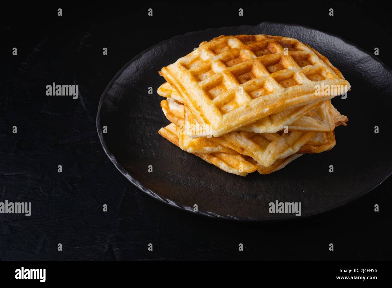 Belgische Waffeln auf schwarzem Hintergrund Stockfoto