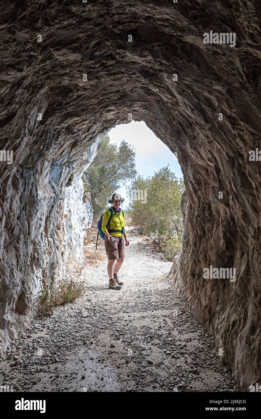 Tunnel durch Felsen auf der Mittelmeer-Treppe, Gibraltar Stockfoto