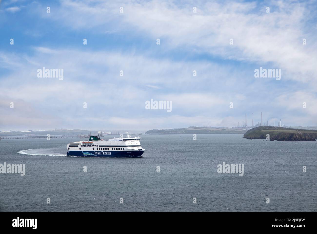 Irish Ferries Schiff vor der Küste von Pembrokeshire in der Nähe von Dales, Wales, Großbritannien Stockfoto