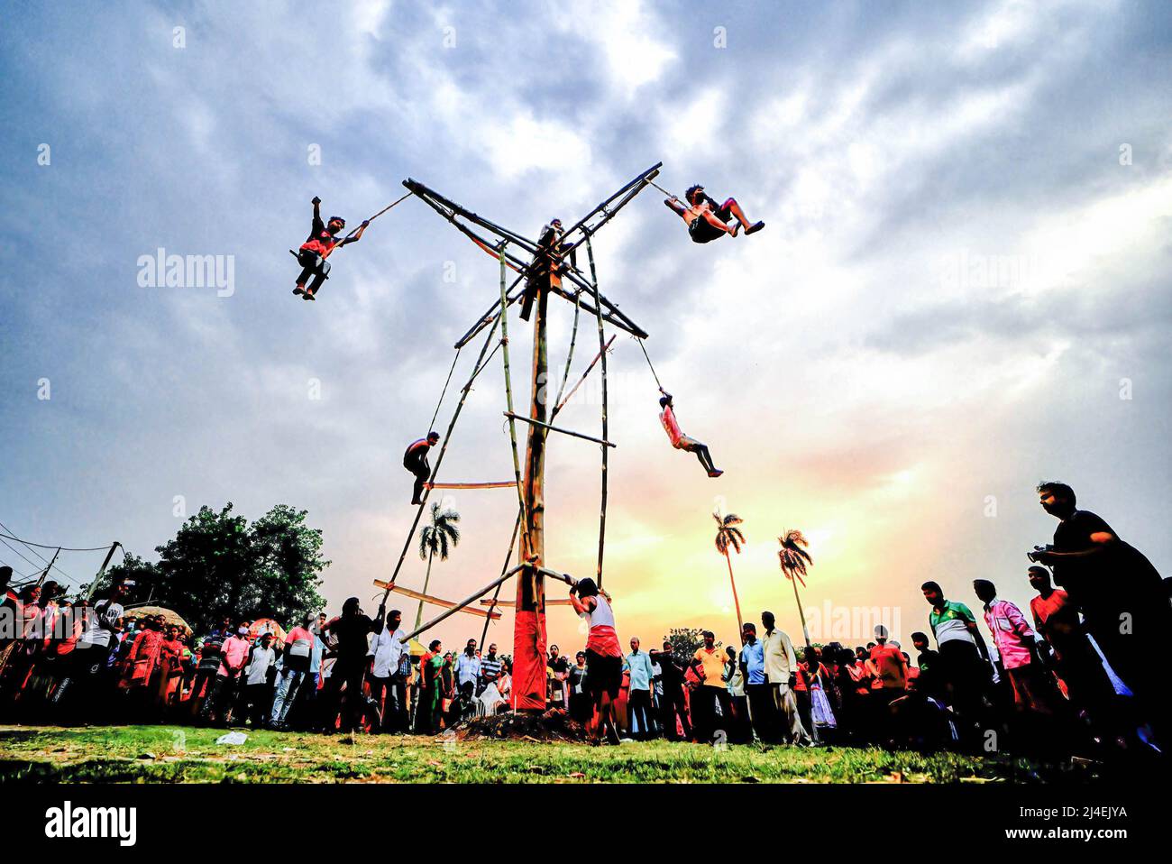 Baruipur, Indien. 14. April 2022. Hinduistische Anhänger, die an Seilen hängen, führen während des Festivals Chadak-Rituale durch. Das Charak Festival ist eines der ältesten Volksfeste. Eifrige Anhänger zeigen ihren Glauben, indem sie selbst Schmerz in dem Glauben zufügen, dass Herr Shiva ihnen helfen wird, Probleme in ihrem täglichen Leben zu überwinden. (Foto: Avishek das/SOPA Images/Sipa USA) Quelle: SIPA USA/Alamy Live News Stockfoto
