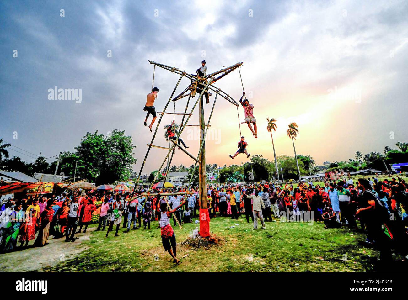 Baruipur, Indien. 14. April 2022. Hinduistische Anhänger, die an Seilen hängen, führen während des Festivals Chadak-Rituale durch. Das Charak Festival ist eines der ältesten Volksfeste. Eifrige Anhänger zeigen ihren Glauben, indem sie selbst Schmerz in dem Glauben zufügen, dass Herr Shiva ihnen helfen wird, Probleme in ihrem täglichen Leben zu überwinden. (Foto: Avishek das/SOPA Images/Sipa USA) Quelle: SIPA USA/Alamy Live News Stockfoto