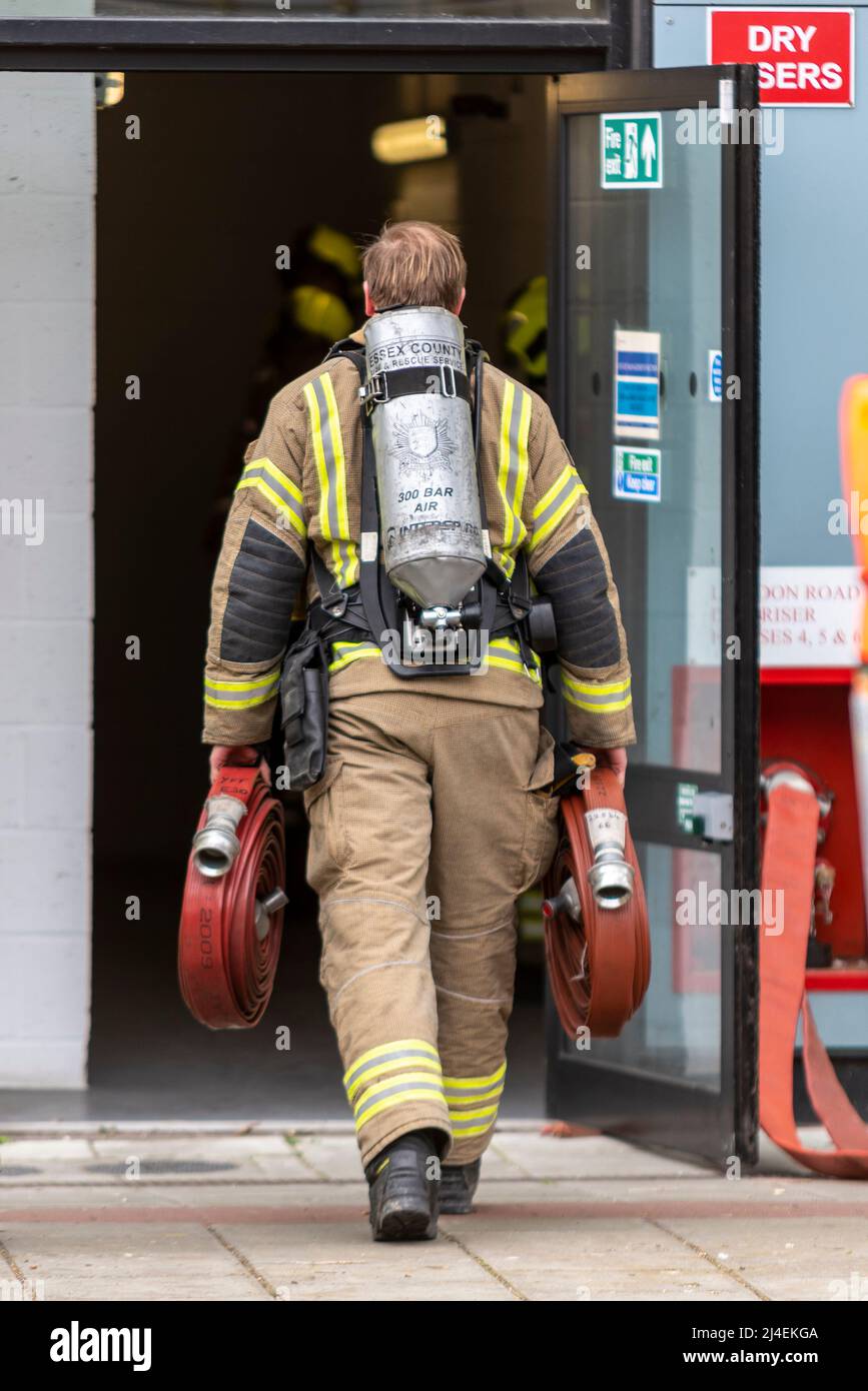 Essex County Fire & Rescue Service führt eine Trainingsübung in der Studentenunterkunft der University of Essex in Southend durch. Feuerwehrmann mit Schläuchen Stockfoto