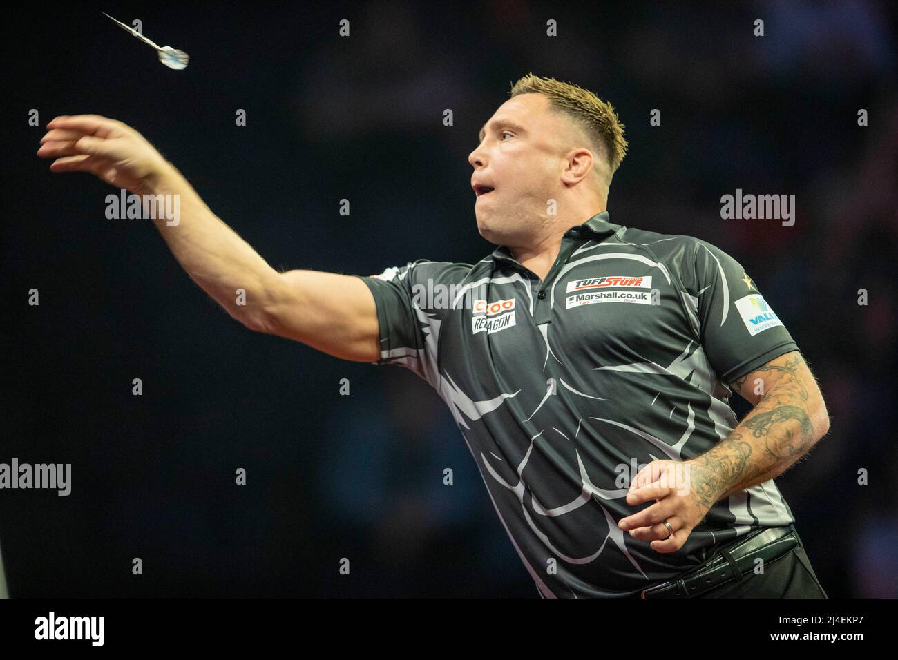 AO Arena, Manchester, Großbritannien. 14. April 2022. PDC Darts Turnier, Manchester; Gerwyn Price wirft seinen Dart Kredit: Action Plus Sports/Alamy Live News Stockfoto