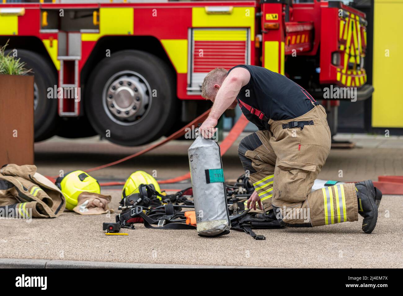 Essex County Fire & Rescue Service führt eine Trainingsübung in der Studentenunterkunft der University of Essex in Southend durch. Feuerwehrmann Verpackung Ausrüstung Stockfoto