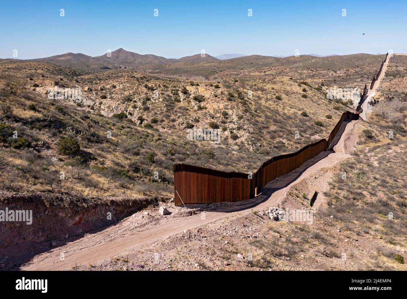 Douglas, Arizona - der Grenzzaun zwischen den USA und Mexiko endet abrupt im Guadalupe Canyon. Präsident Joe Biden stoppte den Neubau des Zauns in dieser r Stockfoto