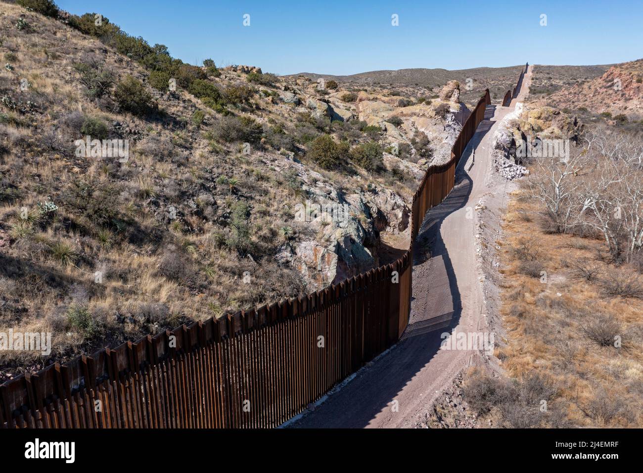 Douglas, Arizona - der US-mexikanische Grenzzaun im Guadalupe Canyon. Präsident Joe Biden stoppte den Neubau des Zauns in dieser abgelegenen Region A Stockfoto