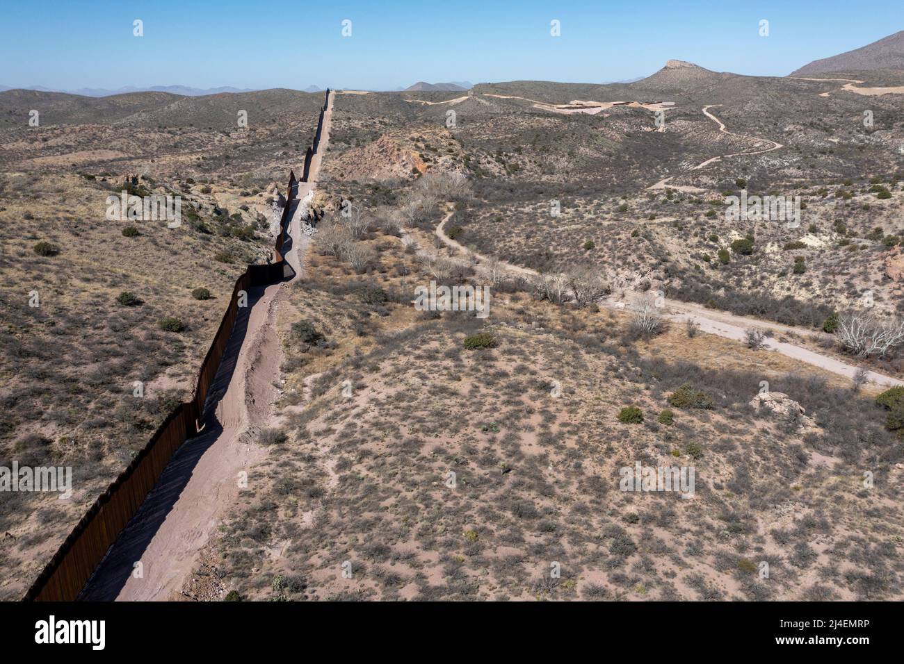 Douglas, Arizona - der US-mexikanische Grenzzaun im Guadalupe Canyon. Präsident Joe Biden stoppte den Neubau des Zauns in dieser abgelegenen Region A Stockfoto