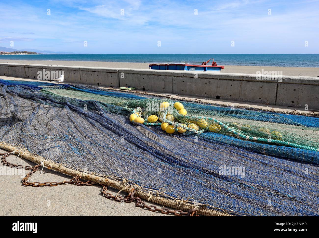 Traditionelle Fischernetze trocknen am Rande des Strandes in Estepona in Spanien Stockfoto