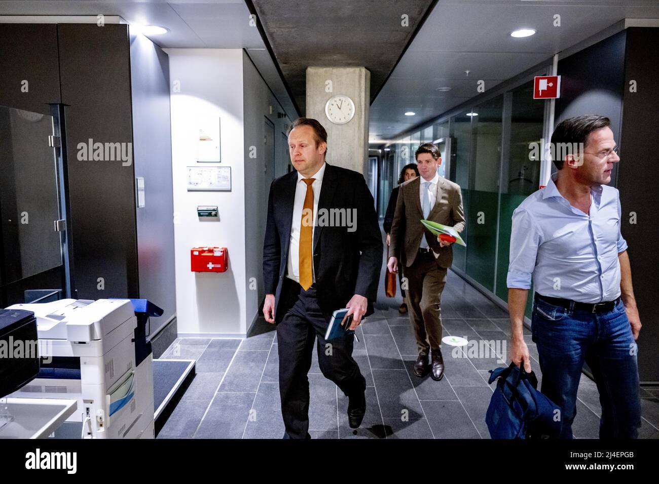 2022-04-14 23:04:22 DEN HAAG - Pieter Heerma CDA, Premierminister Mark Rutte und Jan Pamernotte D66 im Finanzministerium nach der Koalitionssitzung über das Spring Memorandum. ANP ROBIN UTRECHT niederlande Out - belgien Out Stockfoto