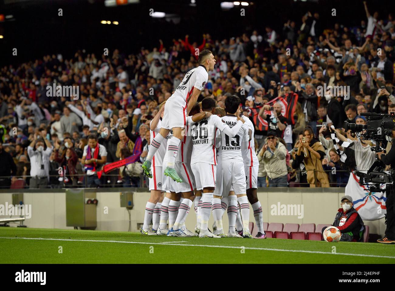 Barcelona, Spanien. 14. April 2022. (10) Filip Kostic von Eintracht Frankfurt feiert mit Teamkollegen das erste Tor seiner Mannschaft beim Europa League-Spiel zwischen FC Barcelona und Eintracht Frankfurt im Camp Nou Stadium. Kredit: Rosdemora/Alamy Live Nachrichten Stockfoto