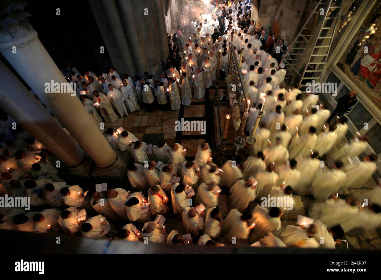 Jerusalem. 14. April 2022. Mitglieder des Klerus nehmen am 14. April 2022 an der katholischen Fußwaschung während der Karwoche in der Grabeskirche in der Jerusalemer Altstadt Teil. Kredit: Muammar Awad/Xinhua/Alamy Live Nachrichten Stockfoto
