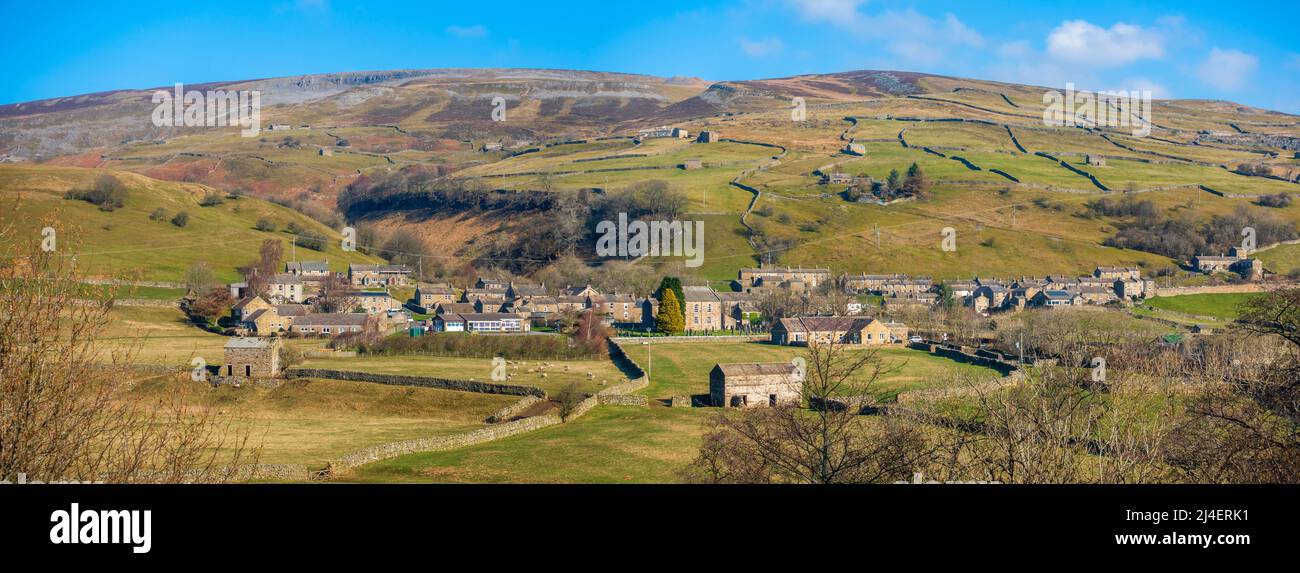 Panoramablick auf Gunnerside, Yorkshire Dales National Park. Trockene Steinmauern umgeben Weiden auf dem Hügel über dem Dorf und verderben Haufen von Stockfoto