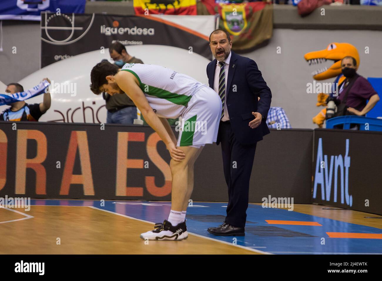 Burgos, Spanien. 14. April 2022. PEP Busquets (links) und Carles Durán (rechts) beim Sieg von Hereda San Pablo Burgos über Hereda Joventut Badalona (92 - 76) im regulären Saisonspiel der Liga Endesa (Tag 19), das in Burgos (Spanien) im Kolosseum Burgos gefeiert wurde. April 14. 2022. (Foto von Juan Carlos García Mate/Pacific Press) Quelle: Pacific Press Media Production Corp./Alamy Live News Stockfoto