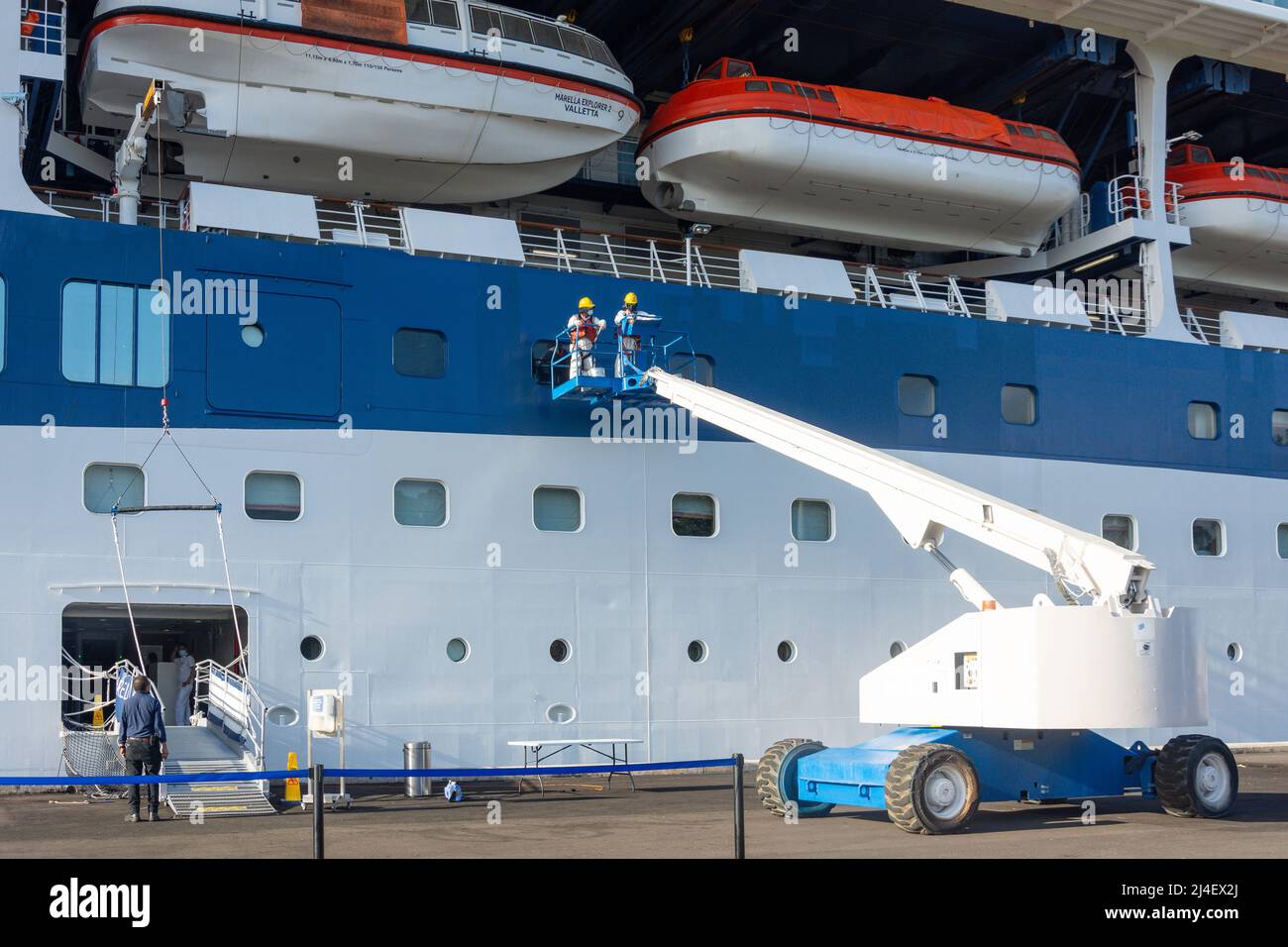 Die Crew, die Wartungsarbeiten am Marella Explorer 2-Schiff im Dock, Montego Bay, St James Parish, Jamaika, den Großantillen, Karibik Stockfoto
